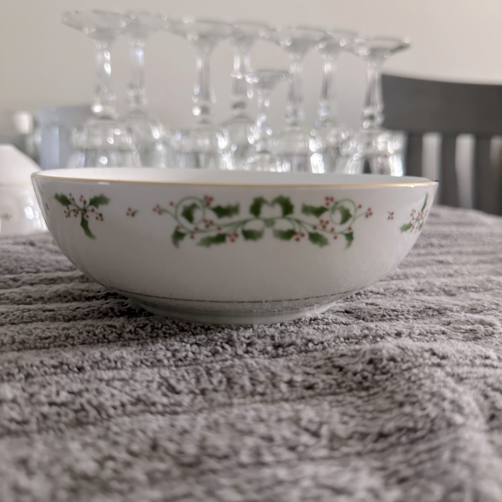 Set of 4 Everyday Gibson Holly Celebration bowls.